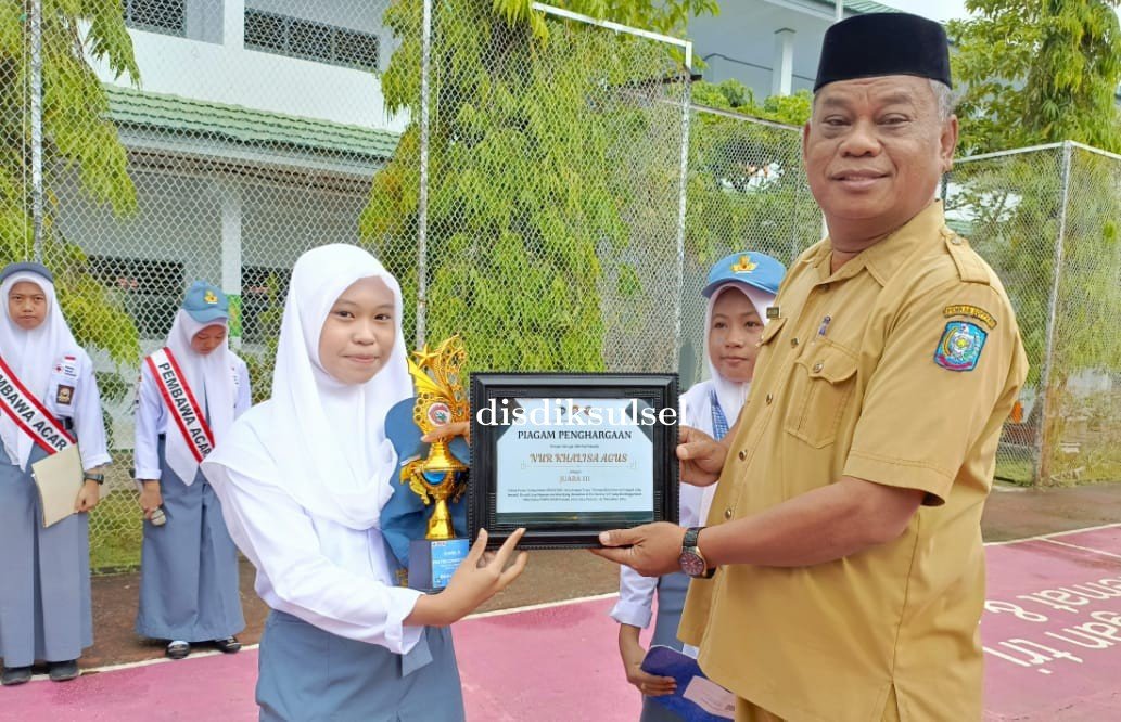 Nur Khalisa Agus Raih Juara 3 Lomba Poster Tingkat SMA Se-SulSelBar dalam Gebyar Civitas Fisika 2024