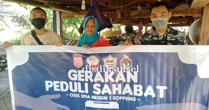 Hardiknas, OSIS SMAN 1 Soppeng bersama Tim Amal BKKS Salurkan Paket Ramadhan